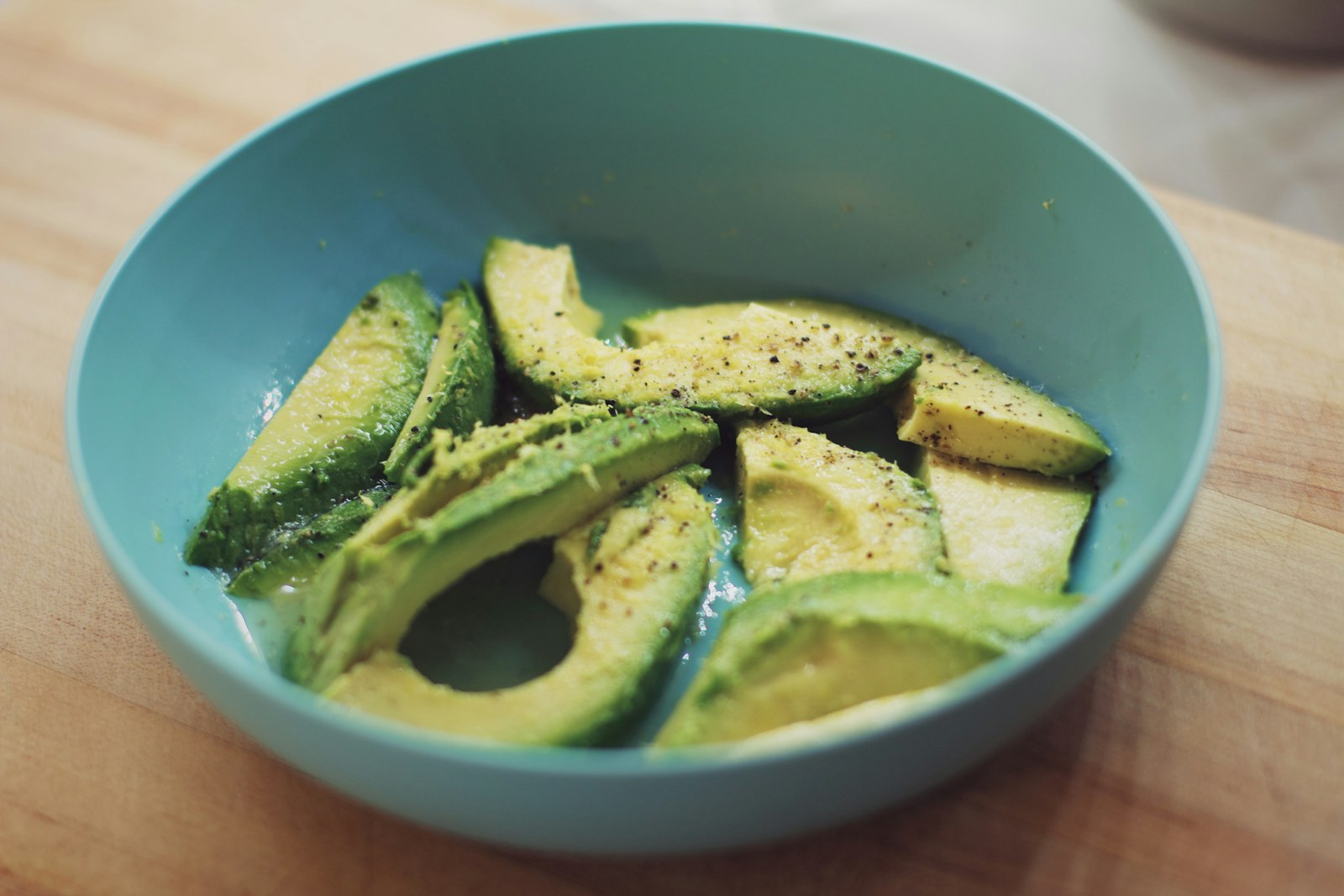 A bowl of fresh avocado slices